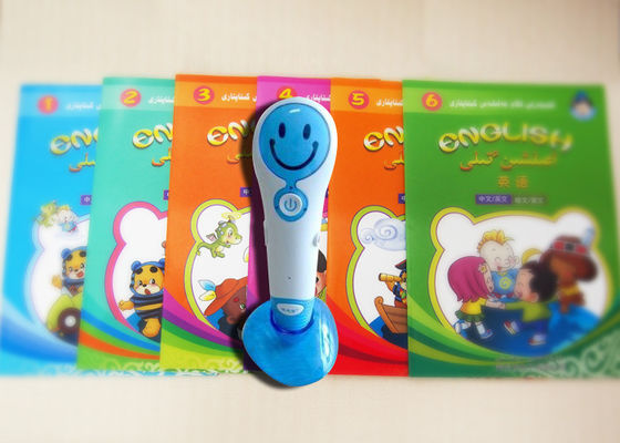 ペン、ペンを読んでいる青い録音の子供を話している環境に優しいアラビア子供