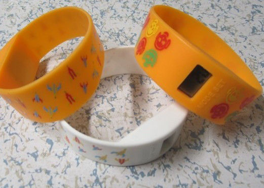 Yellow Silk Printed 2.25cm Width Silicone Sports Wristband Watches for Adverting Gift